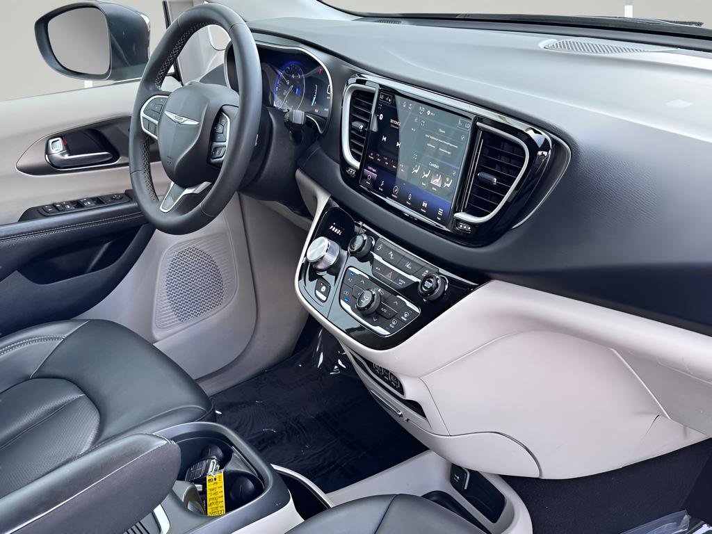 Used 2023 Chrysler Pacifica Touring-L FWD image 6