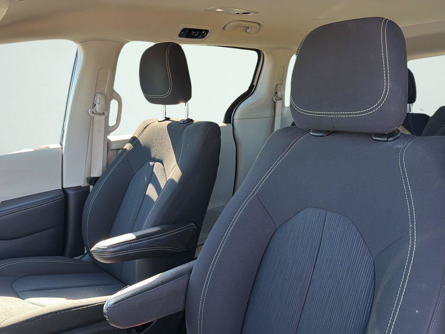 Used 2023 Chrysler Voyager LX FWD image 11