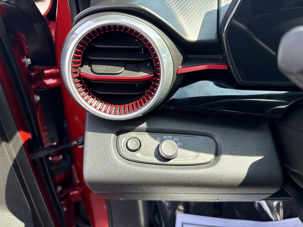 Used 2024 Chevrolet Trax RS w/ Sunroof Package image 19