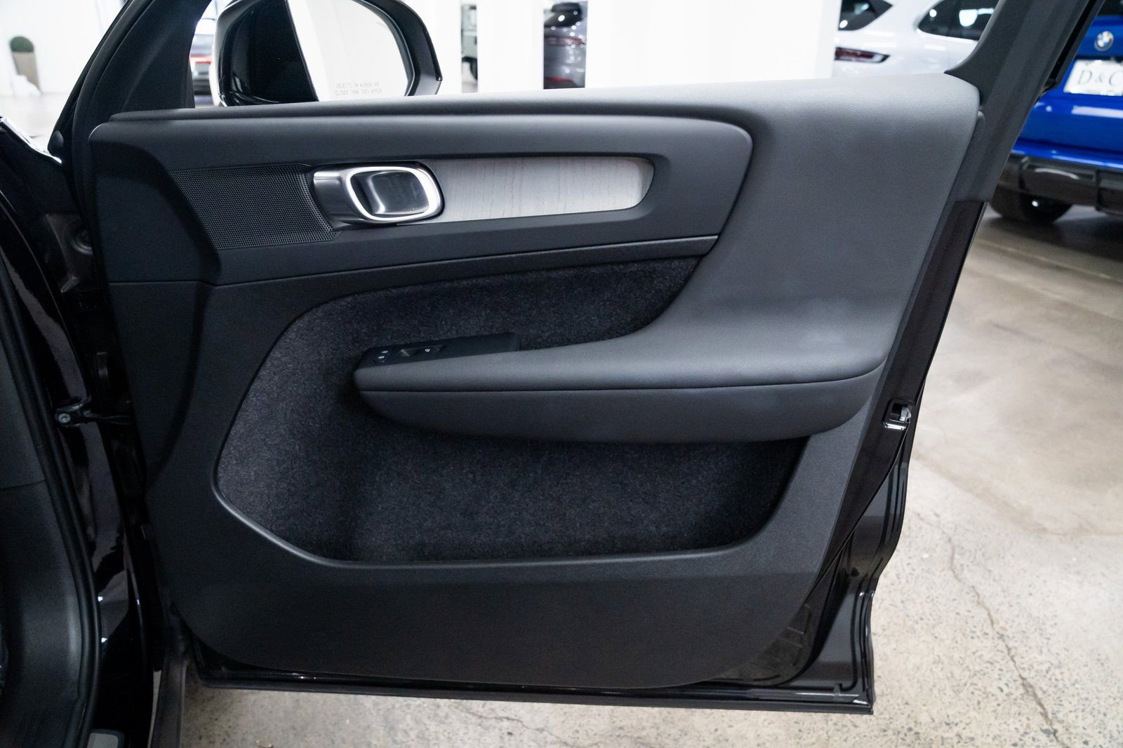 Used 2025 Volvo XC40 B5 Plus image 22