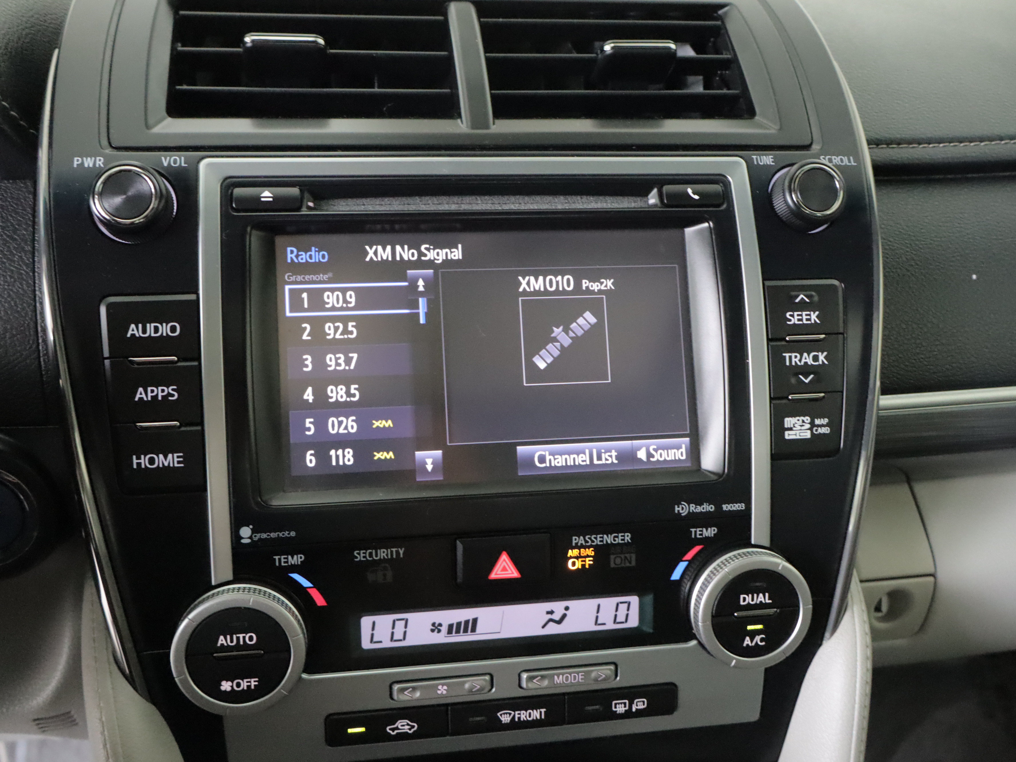 Used 2014 Toyota Camry XLE w/ Moonroof Package FWD image 16