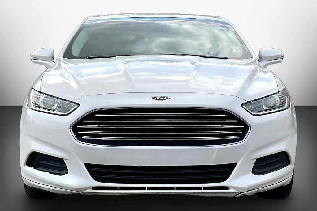 Used 2015 Ford Fusion SE FWD image 2
