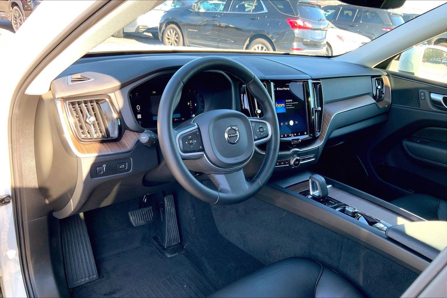 Used 2022 Volvo XC60 B5 Momentum w/ Climate Package image 16