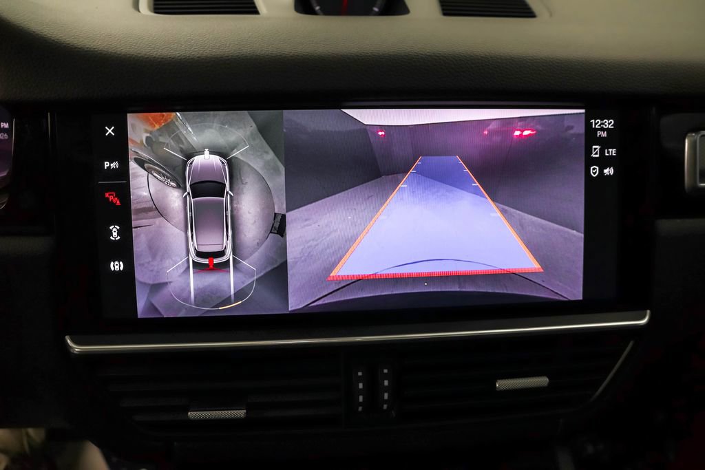 Used 2022 Porsche Cayenne Platinum Edition image 7
