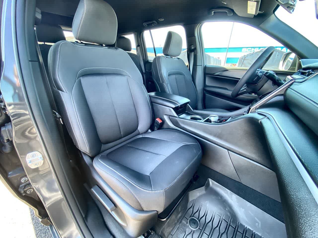 Used 2025 Jeep Grand Cherokee Laredo w/ Luxury Tech Group I AWD/4WD image 23