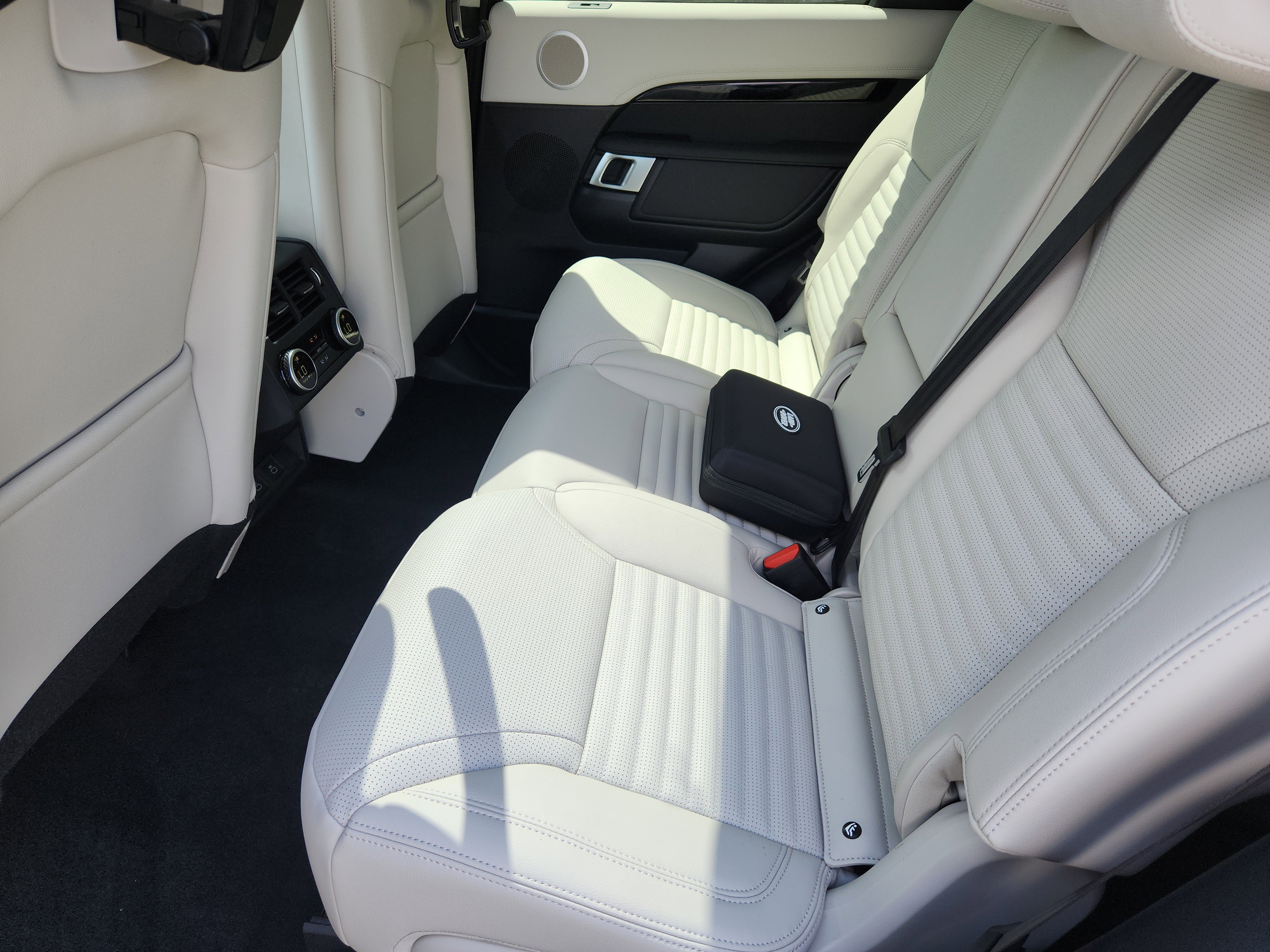 New 2025 Land Rover Discovery S image 5