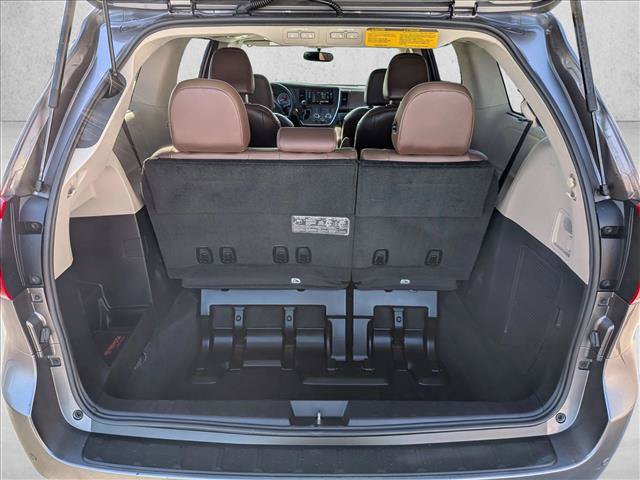 Used 2017 Toyota Sienna Limited w/ Preferred Accessory Package FWD image 6