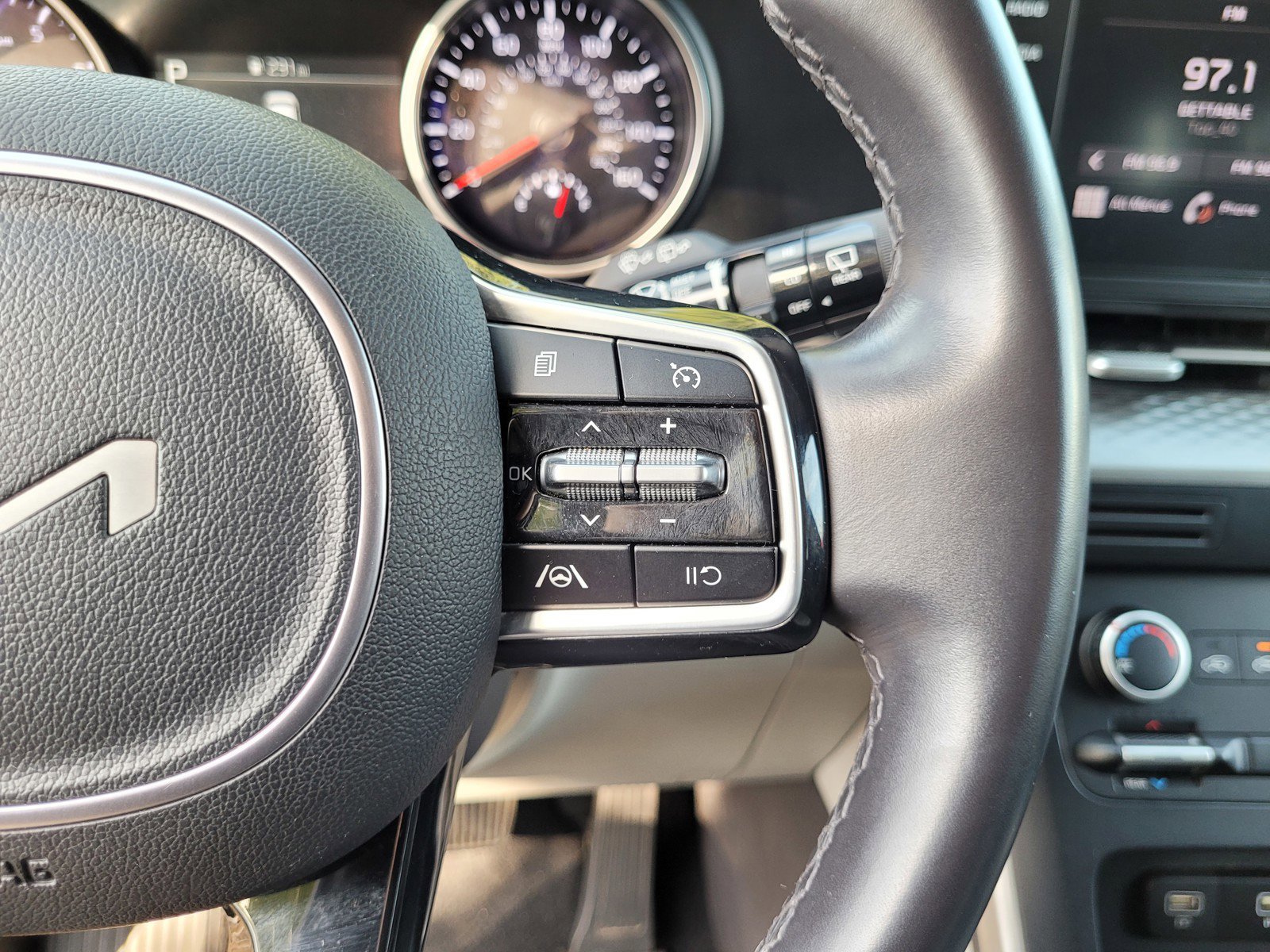 Used 2024 Kia Carnival LX image 23