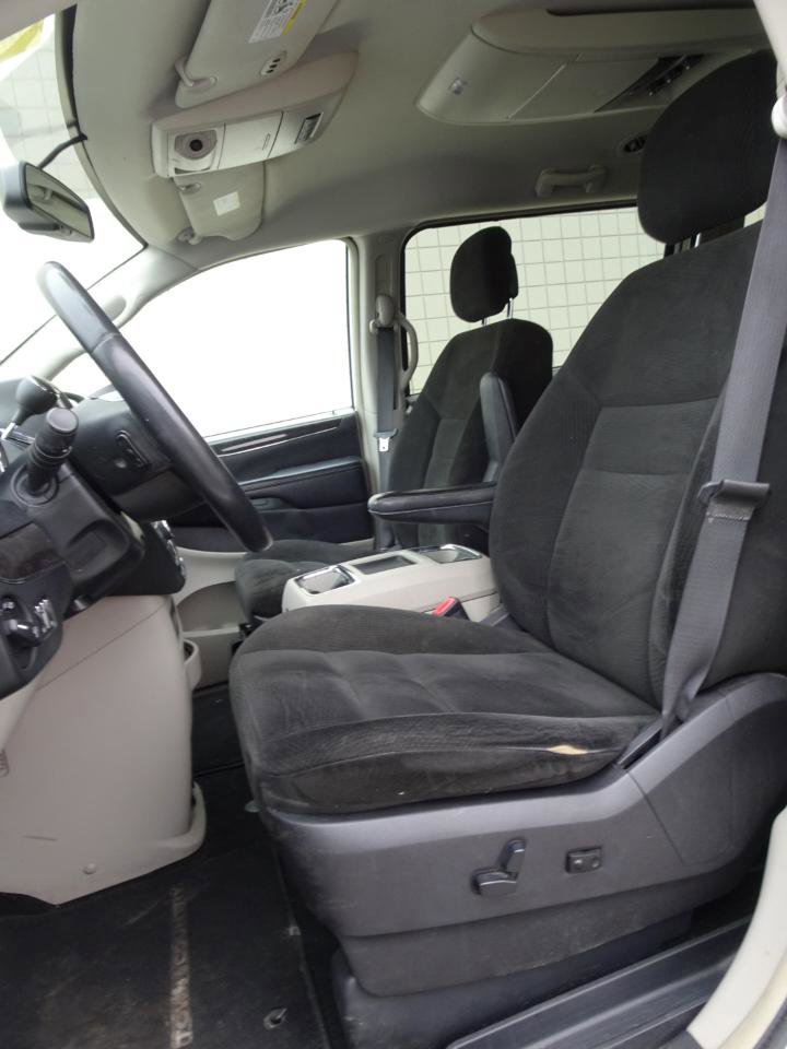Used 2016 Chrysler Town & Country Touring w/ Driver Convenience Group image 10