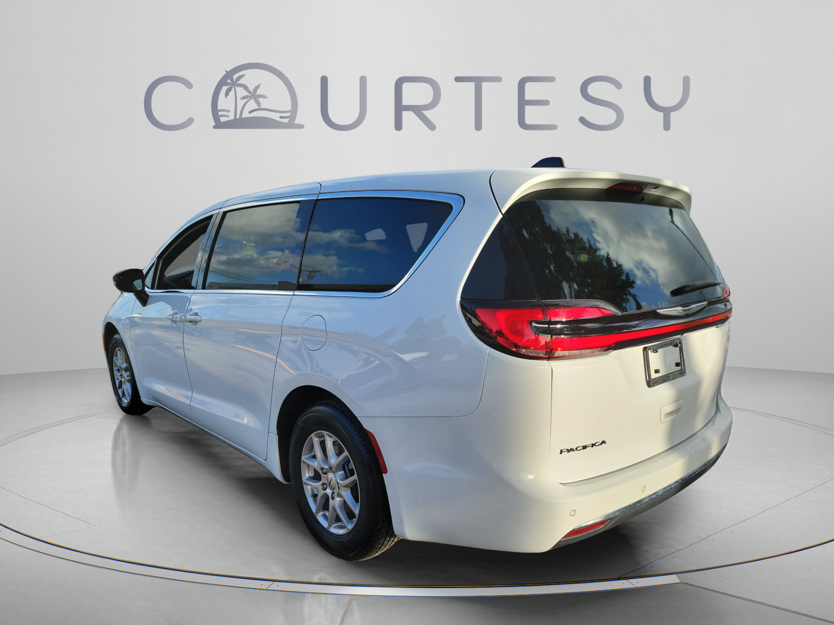 Used 2025 Chrysler Pacifica Select FWD image 2