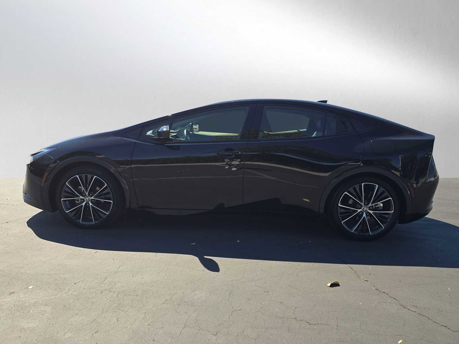 Used 2025 Toyota Prius XLE image 6