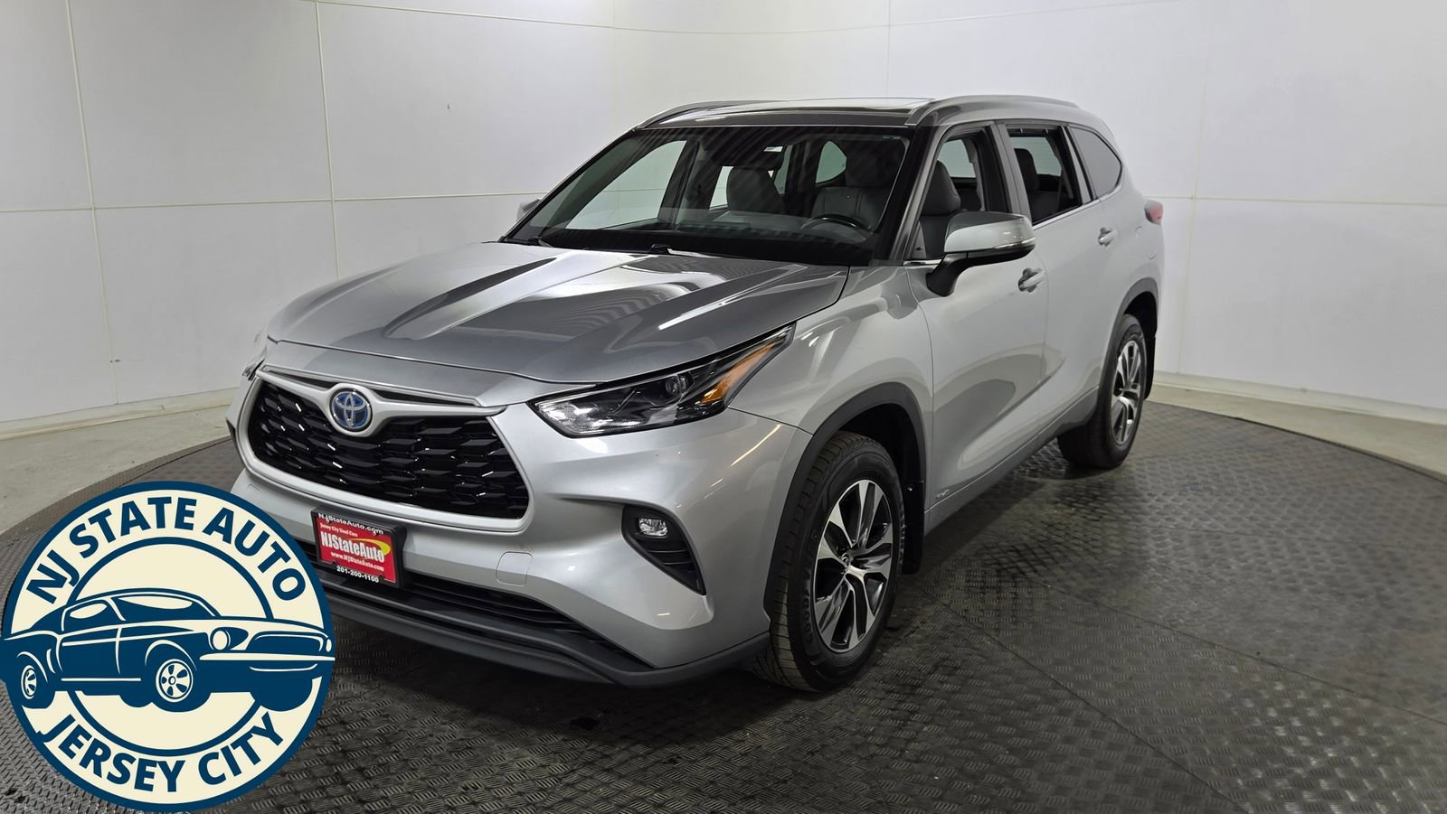 Used 2023 Toyota Highlander XLE AWD/4WD image 3