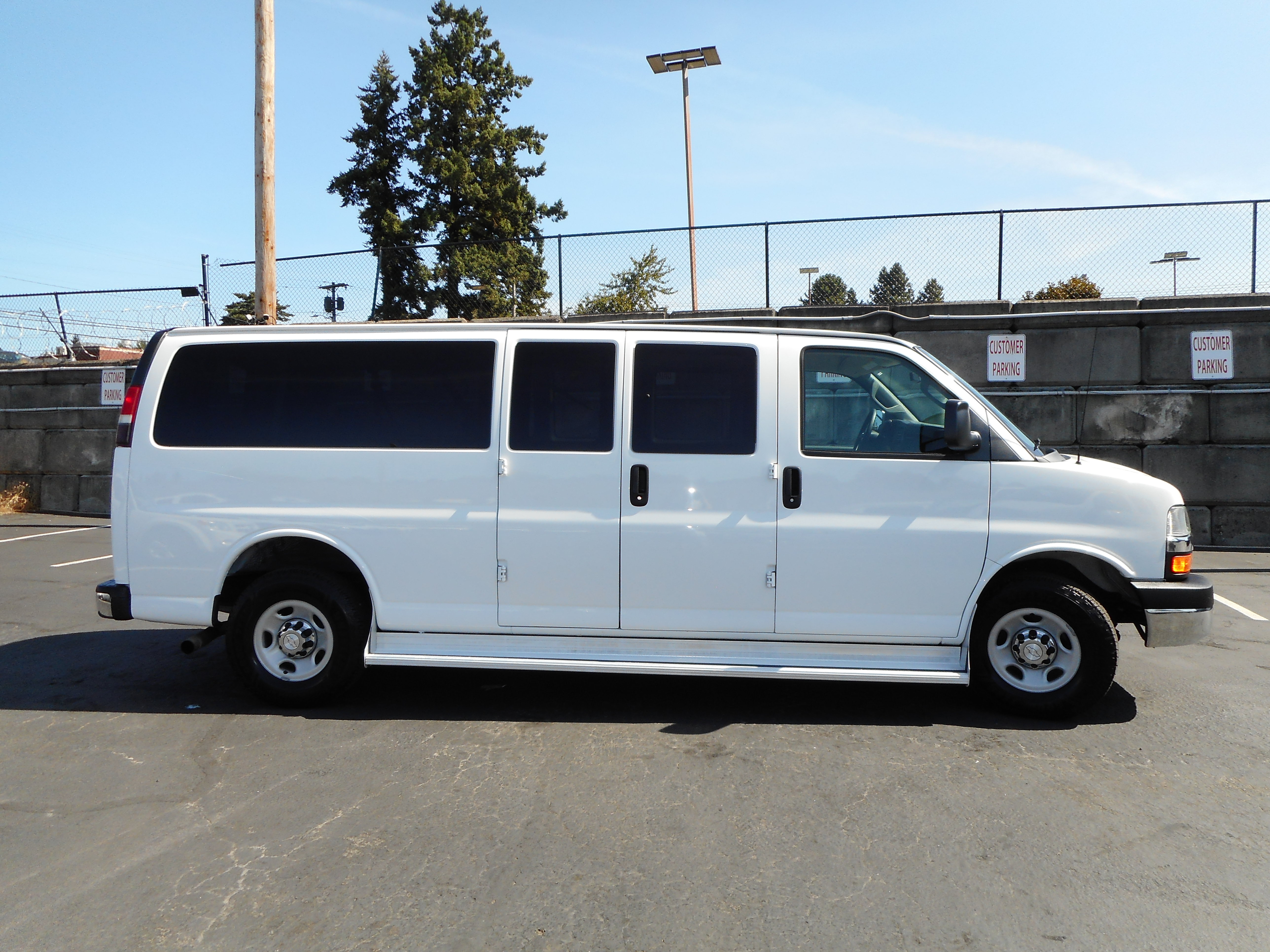 Used 2016 Chevrolet Express 3500 LT w/ LT Preferred Equipment Group RWD image 6