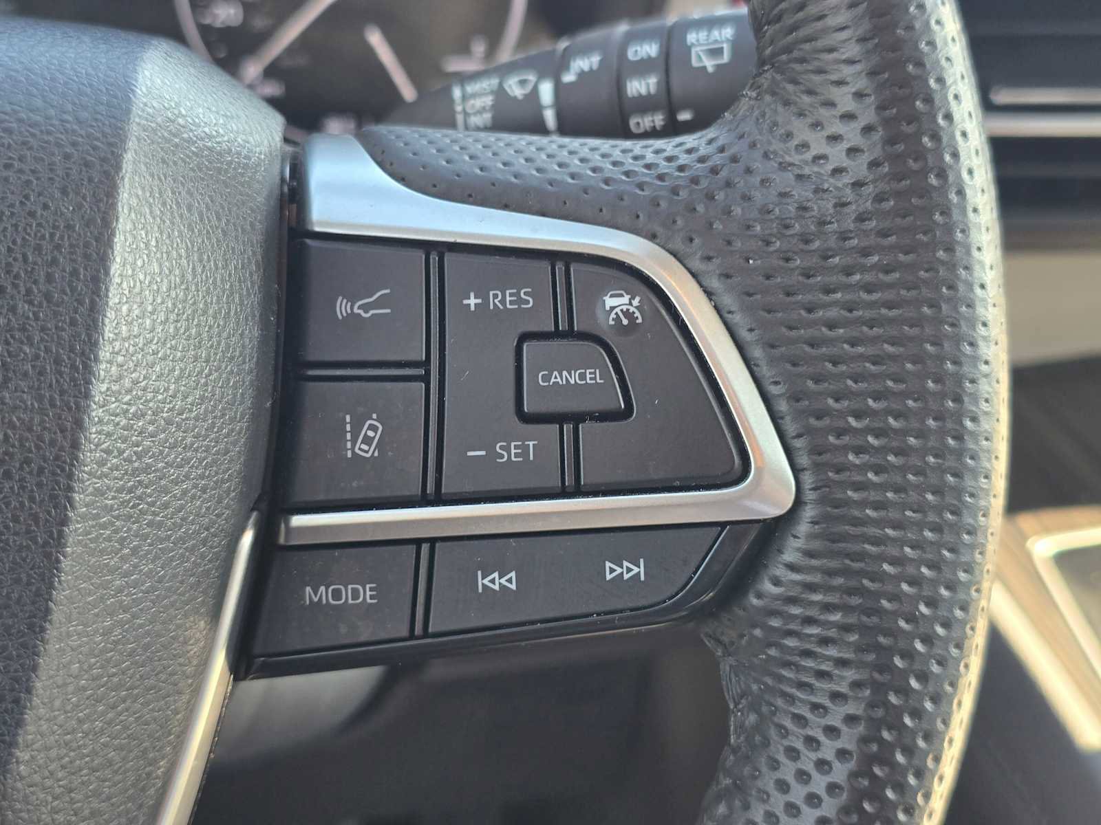 Used 2023 Toyota Sienna Limited image 34