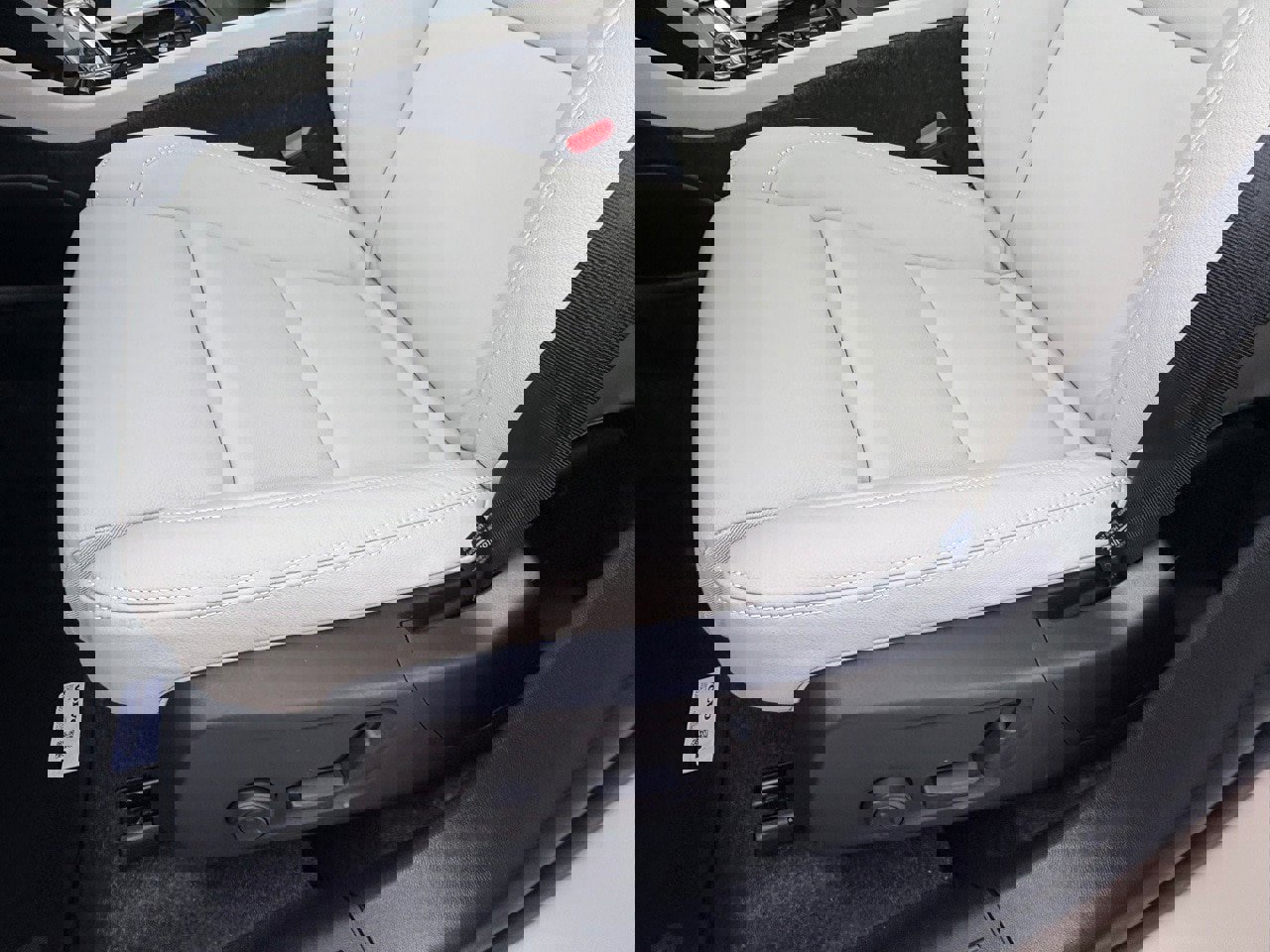 New 2026 Volvo XC40 B5 Plus w/ Protection Package Premier image 20