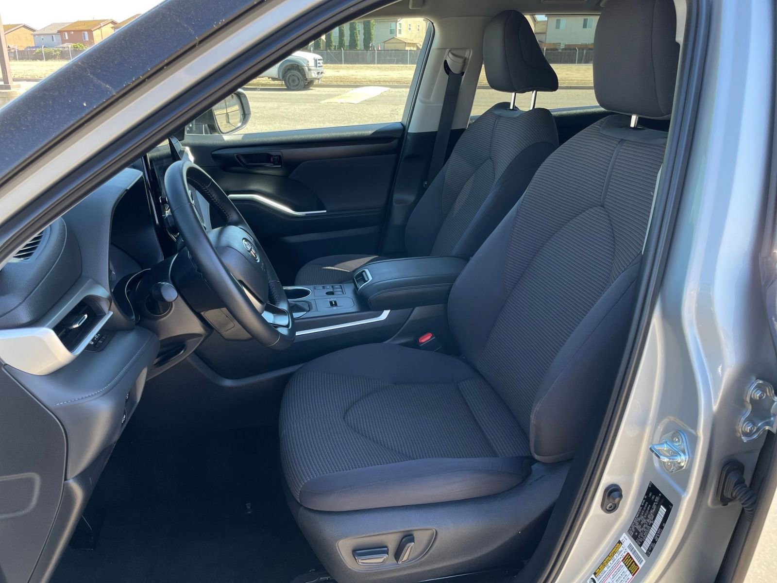 Used 2025 Toyota Highlander LE FWD image 38