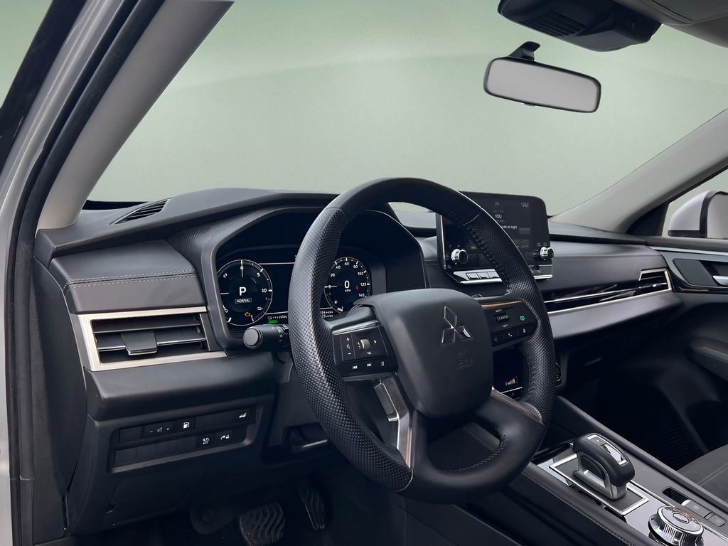 Used 2024 Mitsubishi Outlander SE image 10