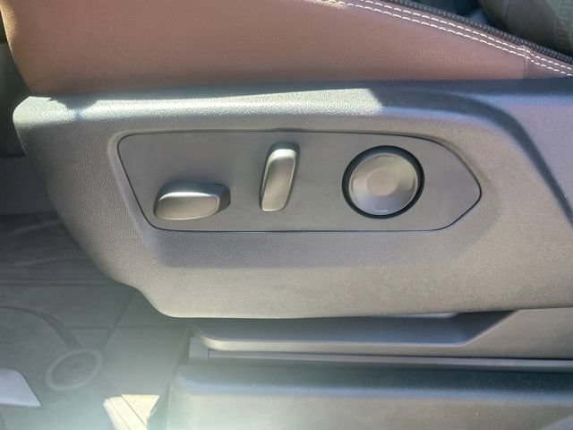 Used 2026 Chevrolet Suburban High Country AWD/4WD image 16
