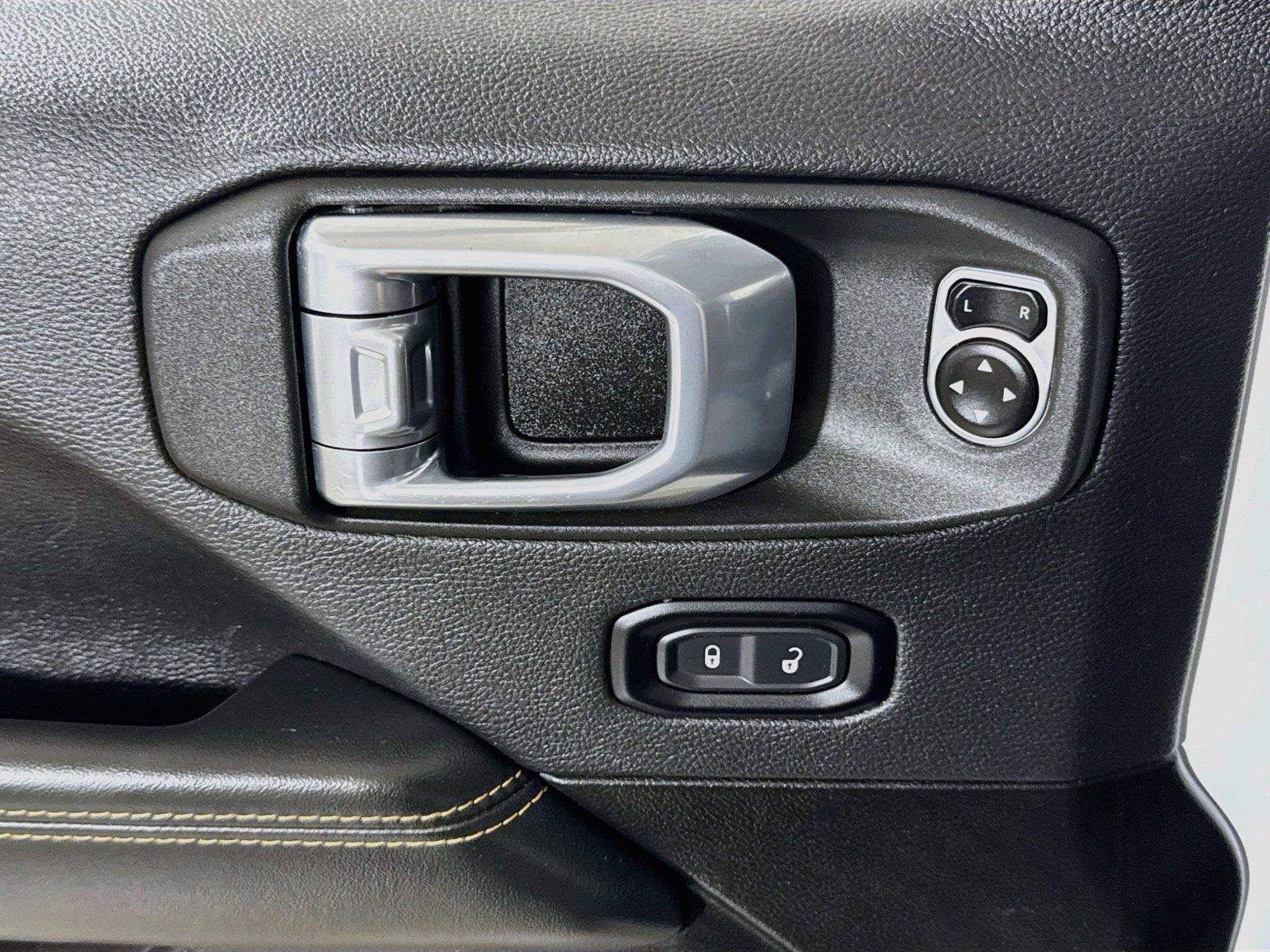 Used 2025 Jeep Wrangler Unlimited Sahara AWD/4WD image 15
