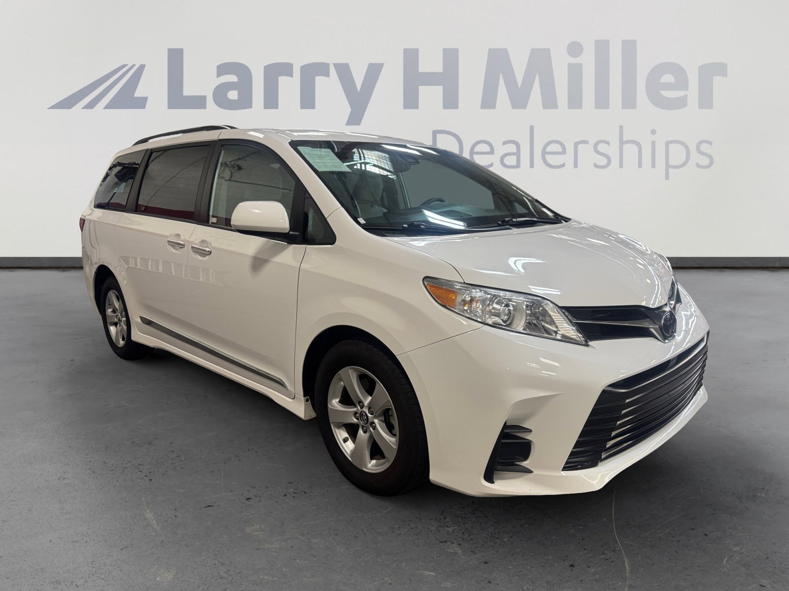 Certified 2019 Toyota Sienna LE w/ LE Preferred Package FWD image 7