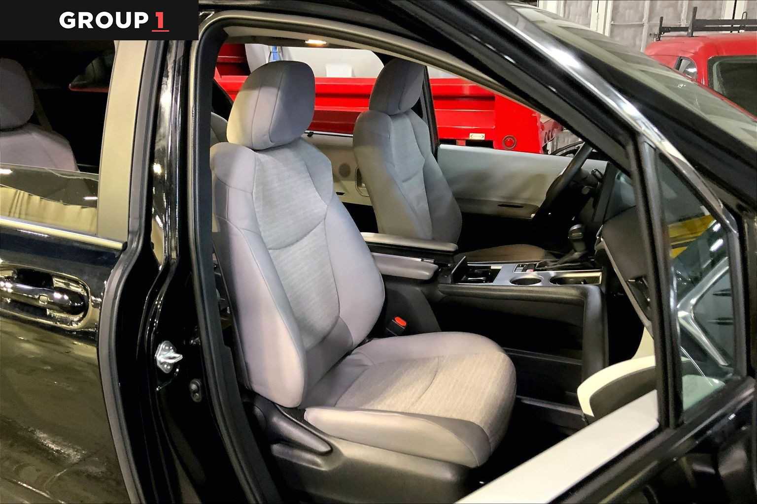 Certified 2025 Toyota Sienna LE image 9