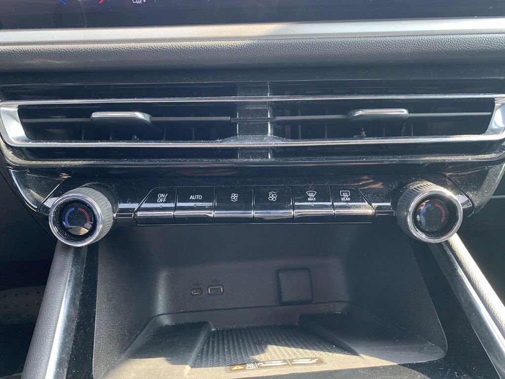 Used 2025 Chevrolet Traverse LT image 16