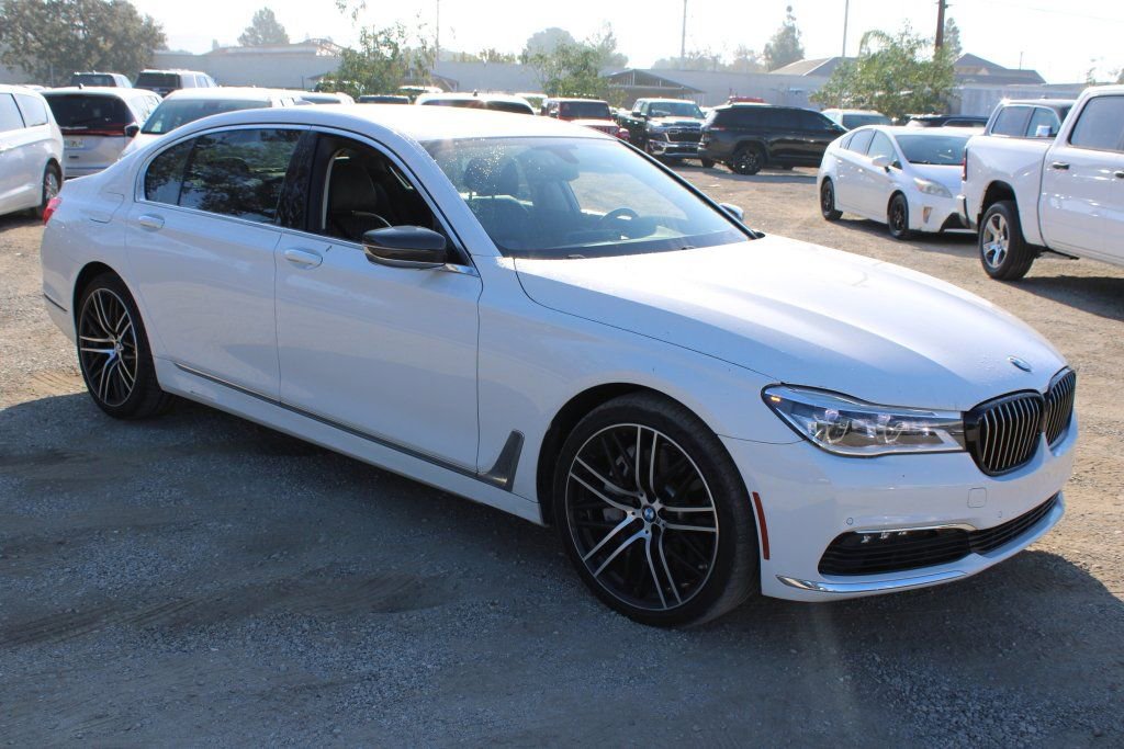Used 2018 BMW 750i image 3