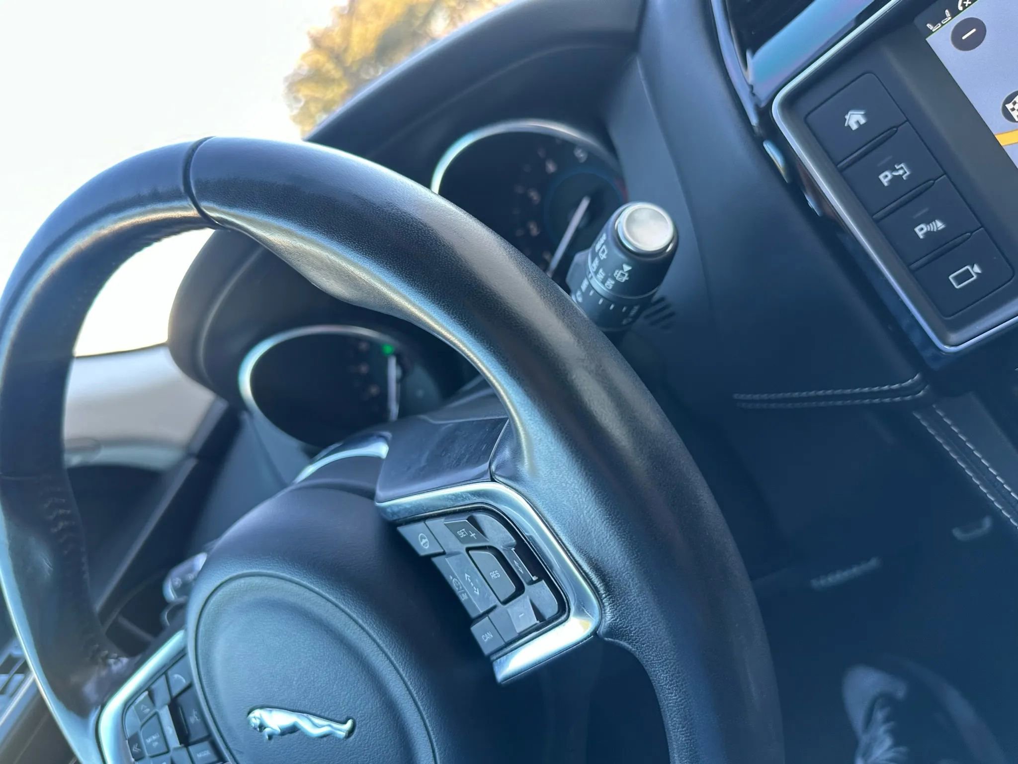 Used 2017 Jaguar F-PACE R-Sport image 39