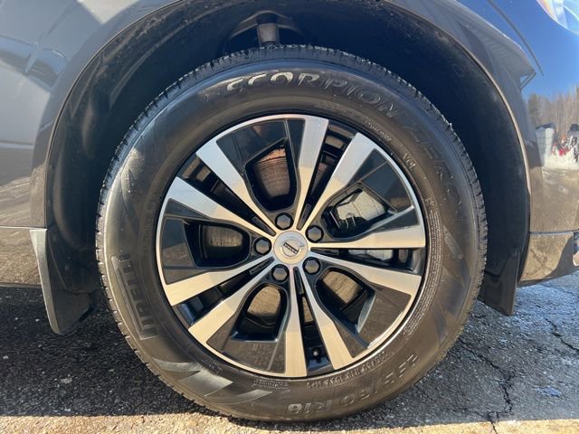 Certified 2025 Volvo XC60 T8 Core image 12