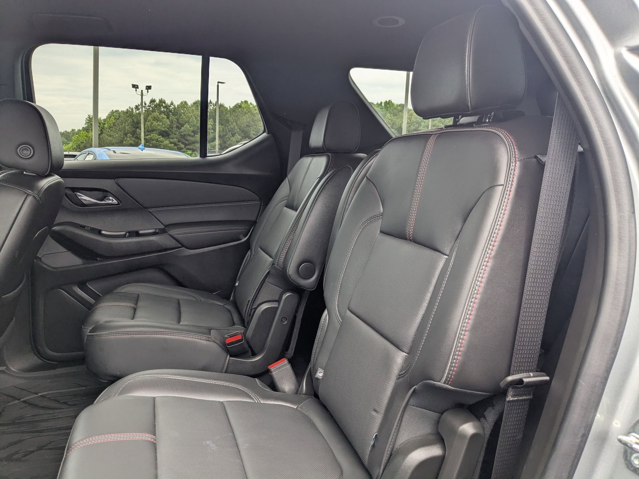 Used 2023 Chevrolet Traverse RS FWD image 25