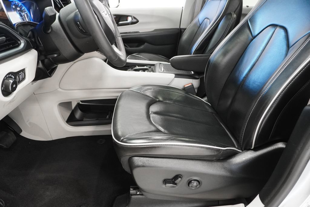 Certified 2024 Chrysler Pacifica Limited image 10