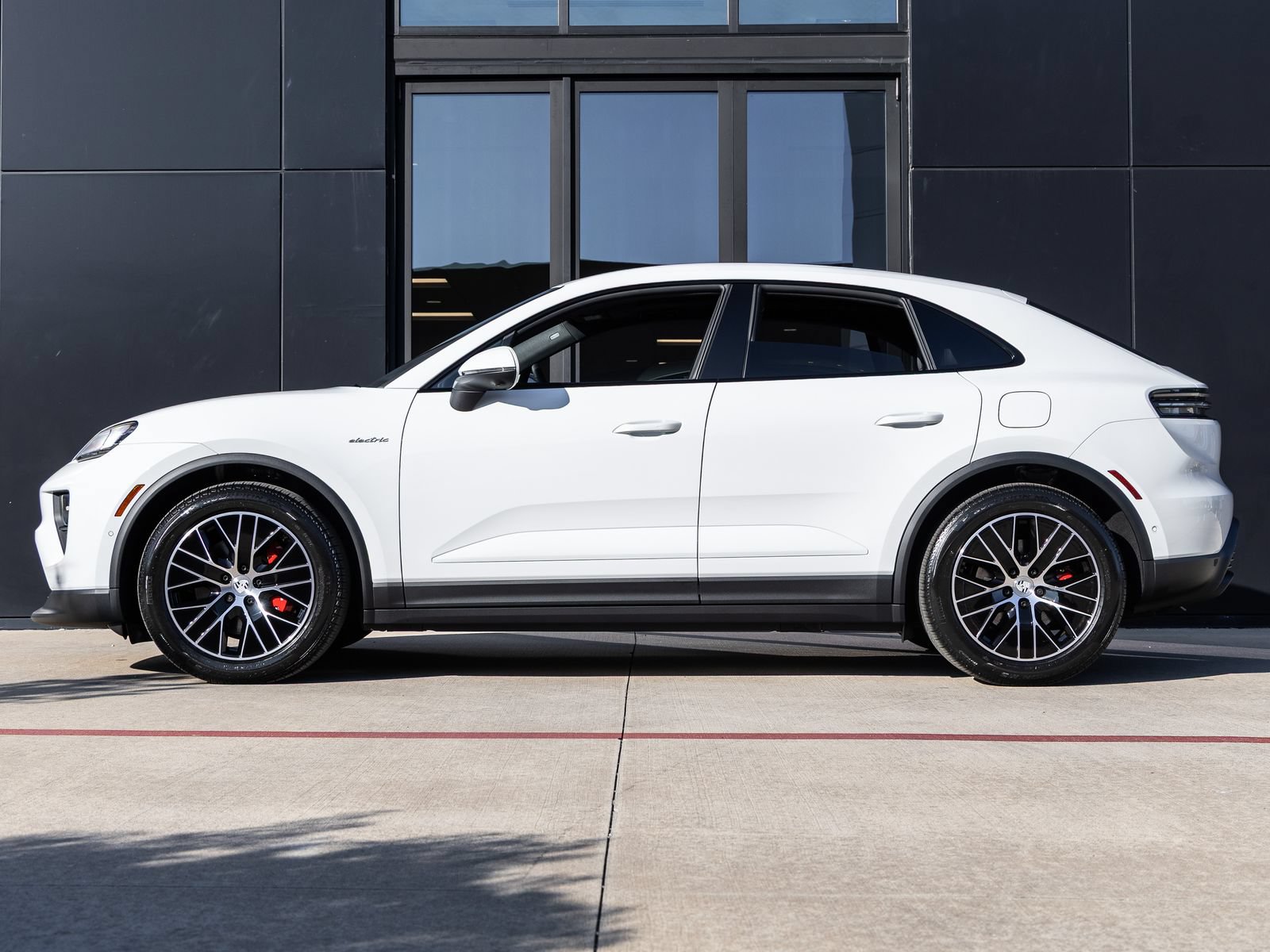 Certified 2025 Porsche Macan 4S Electric AWD/4WD image 2