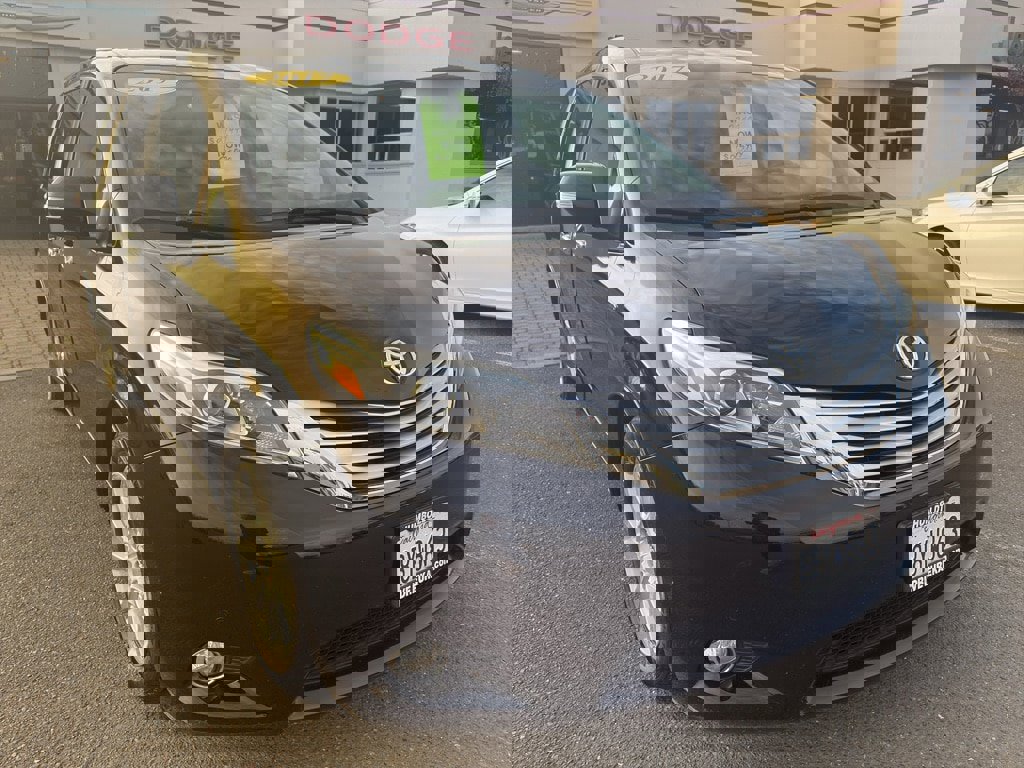 Used 2017 Toyota Sienna Limited Premium image 33