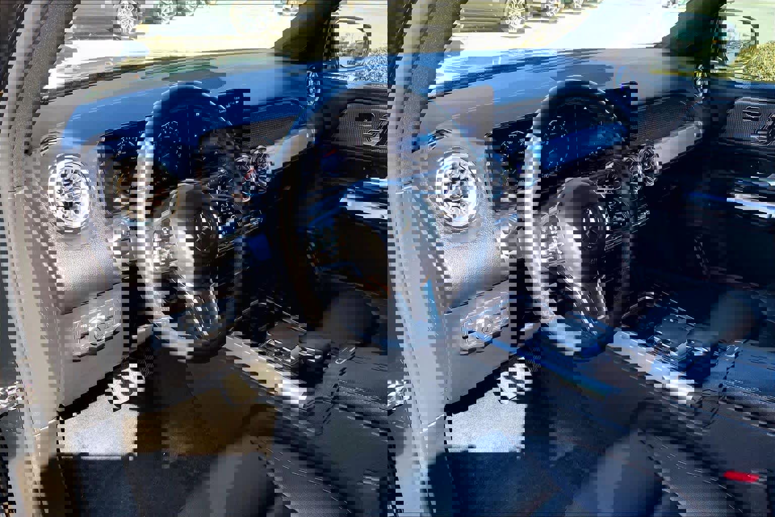 Used 2022 Mercedes-Benz GLB 250 w/ Premium Package Lite image 16