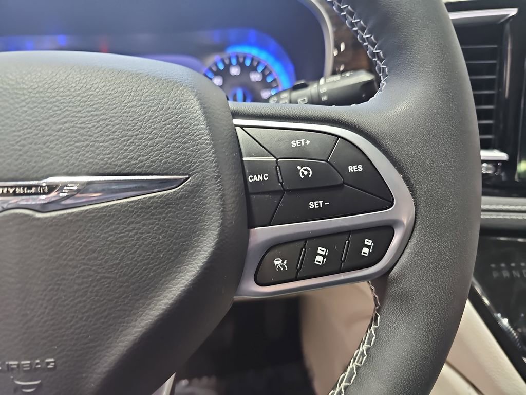 Used 2023 Chrysler Pacifica Limited w/ Uconnect Theater Family Group image 21