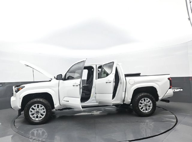 Used 2024 Toyota Tacoma SR5 AWD/4WD image 31