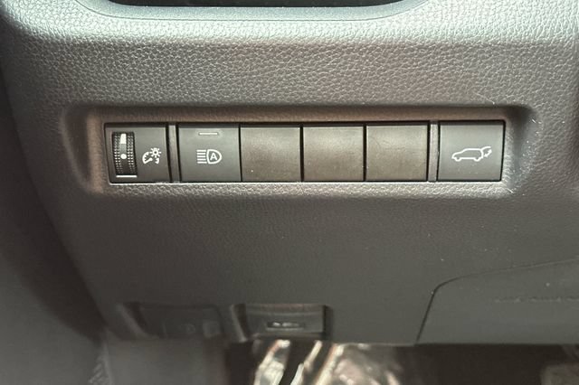 Used 2021 Toyota RAV4 XLE w/ Convenience Package FWD image 31