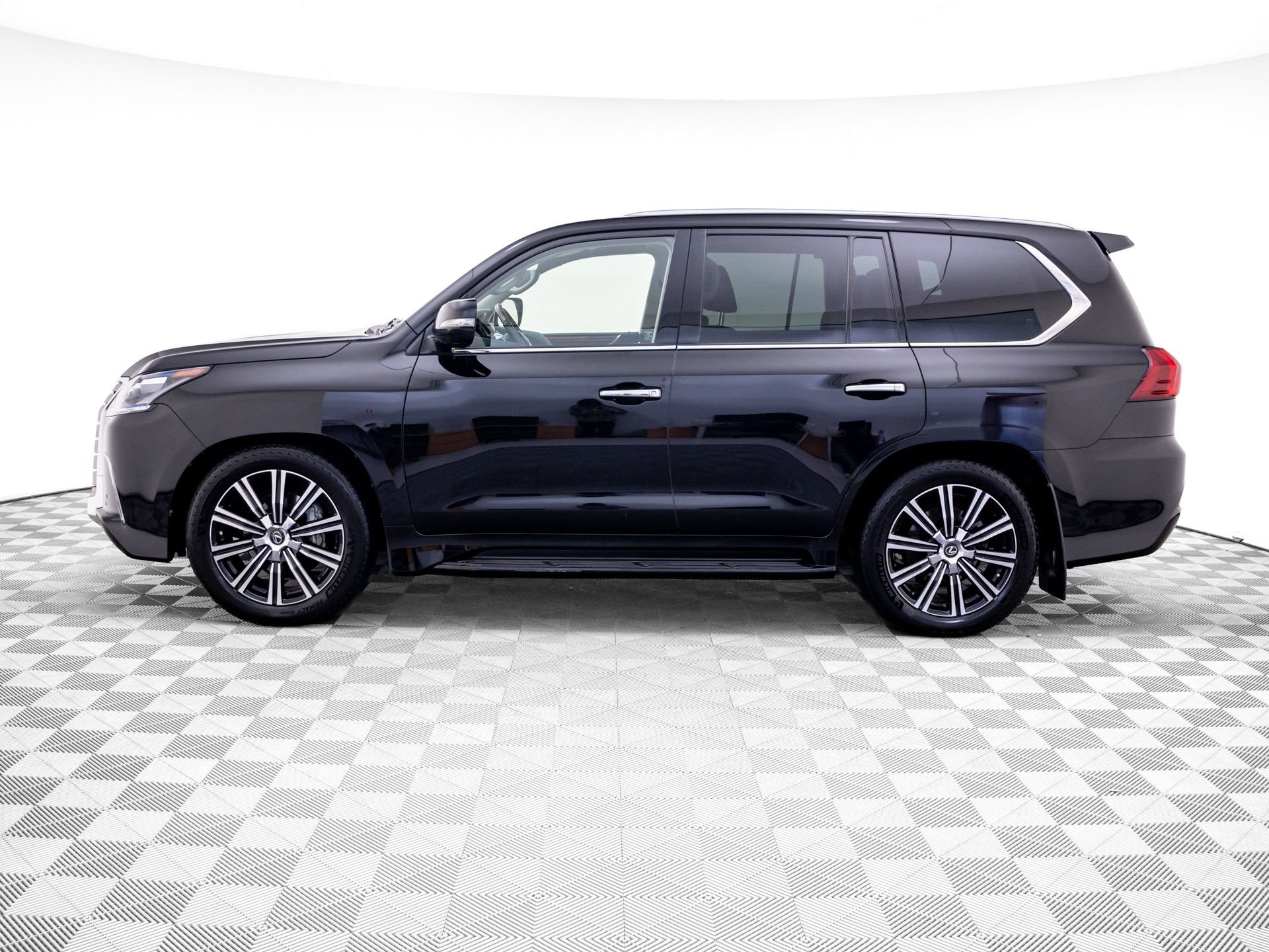 Used 2020 Lexus LX 570 4WD w/ Luxury Package image 2