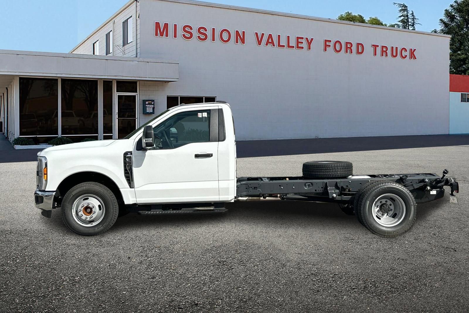 New 2026 Ford F350 XL w/ XL Chrome Package RWD image 7