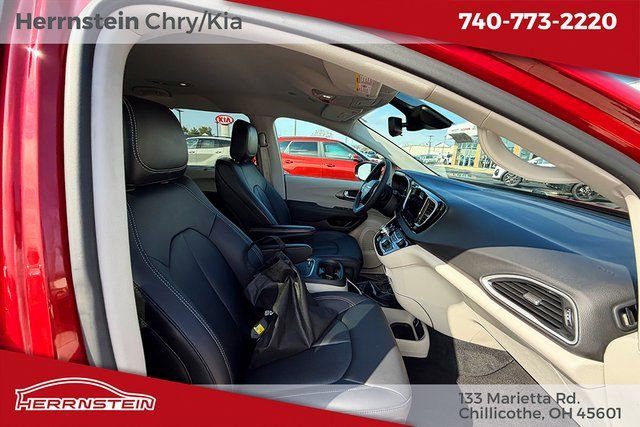 Used 2024 Chrysler Pacifica Touring-L image 28