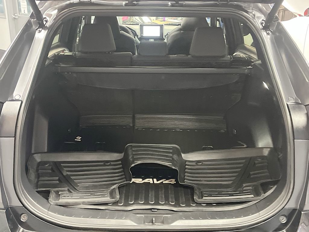 Used 2024 Toyota RAV4 SE w/ Convenience Package image 27