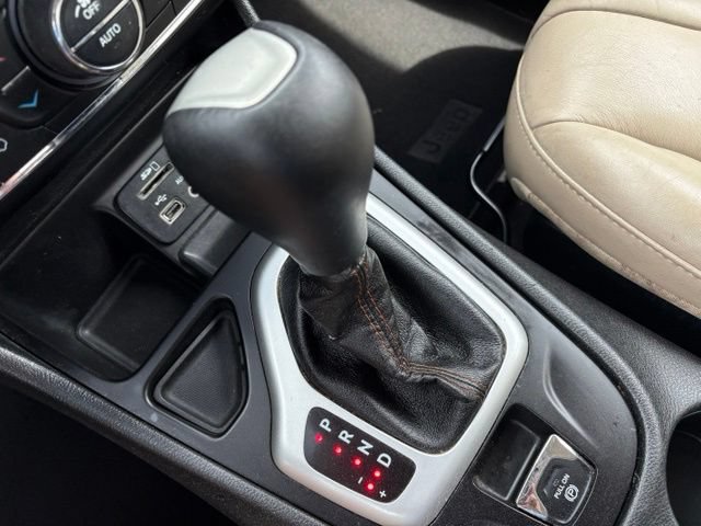 Used 2017 Jeep Cherokee Limited FWD image 24