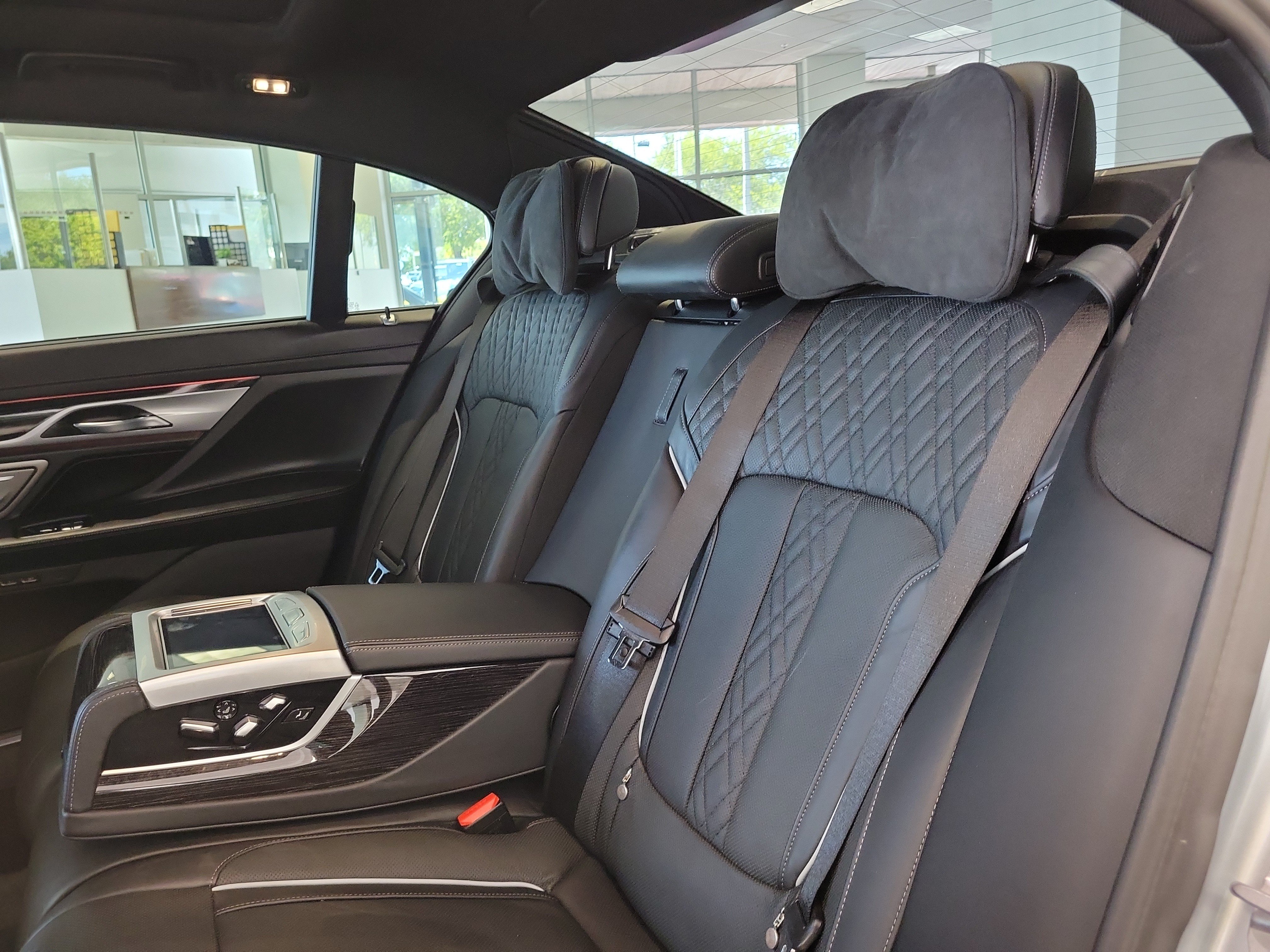 Used 2022 BMW 750i xDrive w/ Luxury Rear Seating Package AWD/4WD image 11