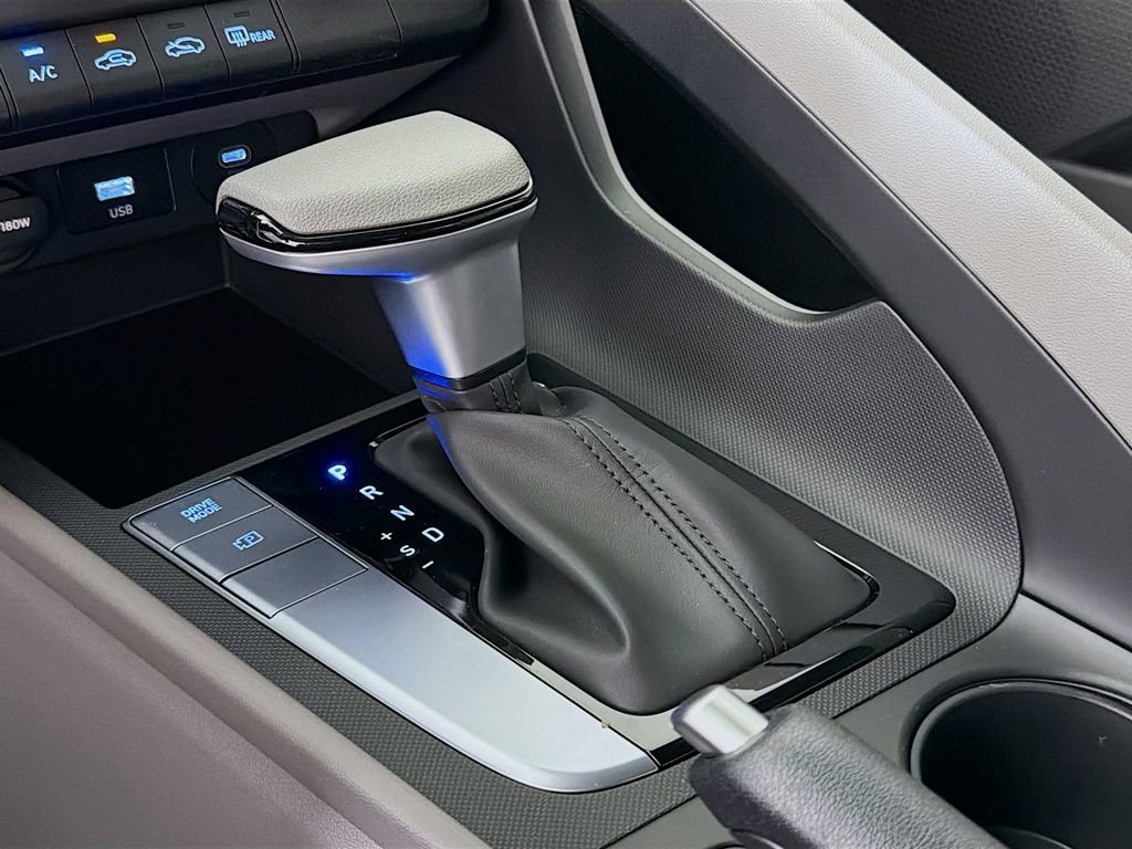 Used 2025 Hyundai Elantra SE FWD image 19