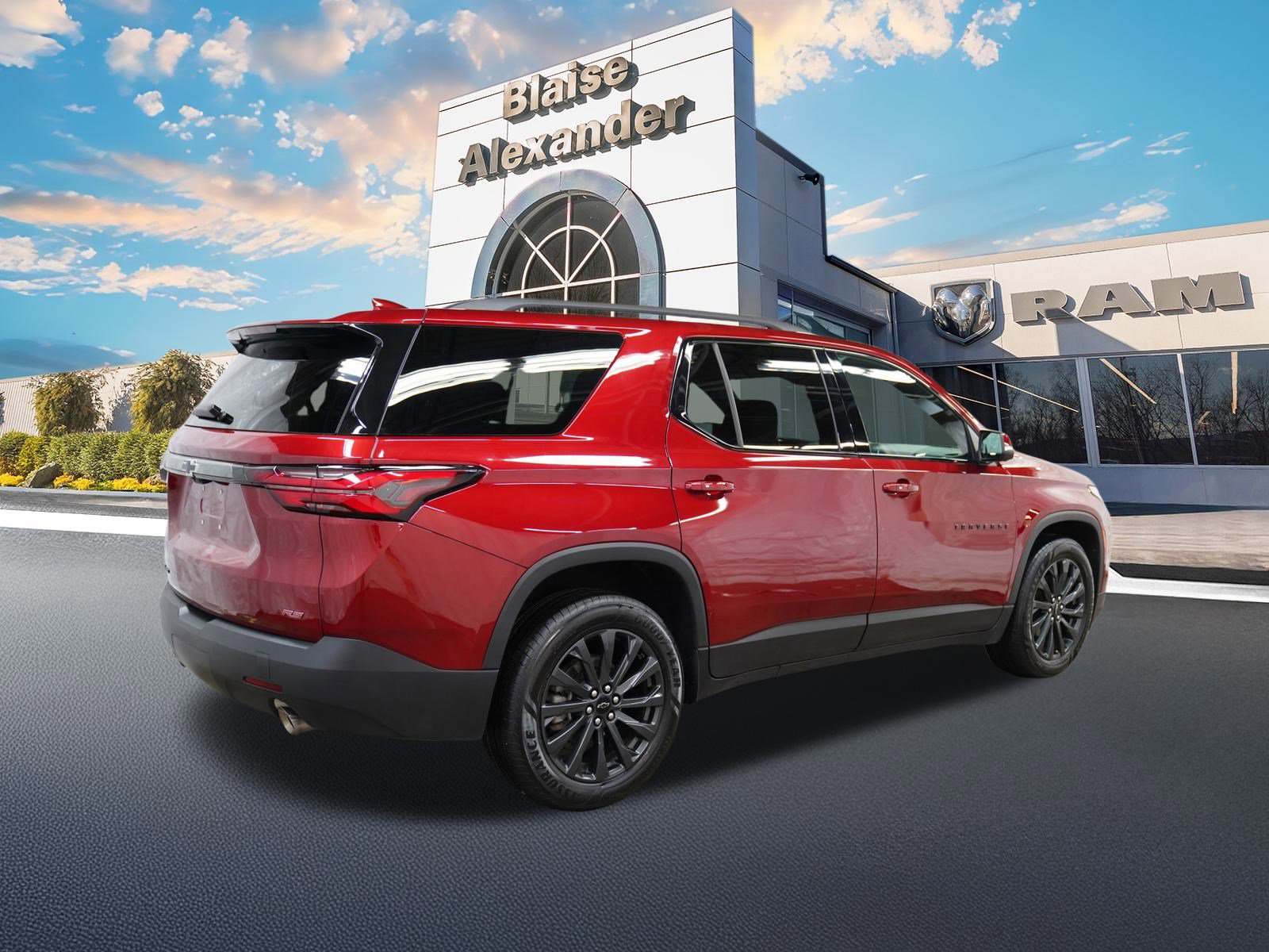 Used 2023 Chevrolet Traverse RS image 3