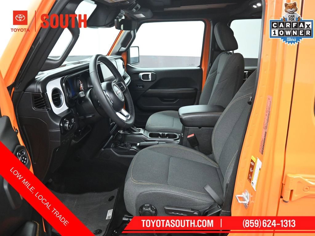 Used 2025 Jeep Wrangler Sahara w/ Technology Group AWD/4WD image 9