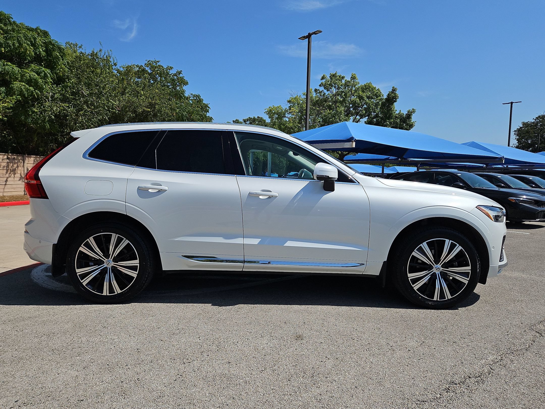 Used 2022 Volvo XC60 B5 Inscription w/ Advanced Package FWD image 2