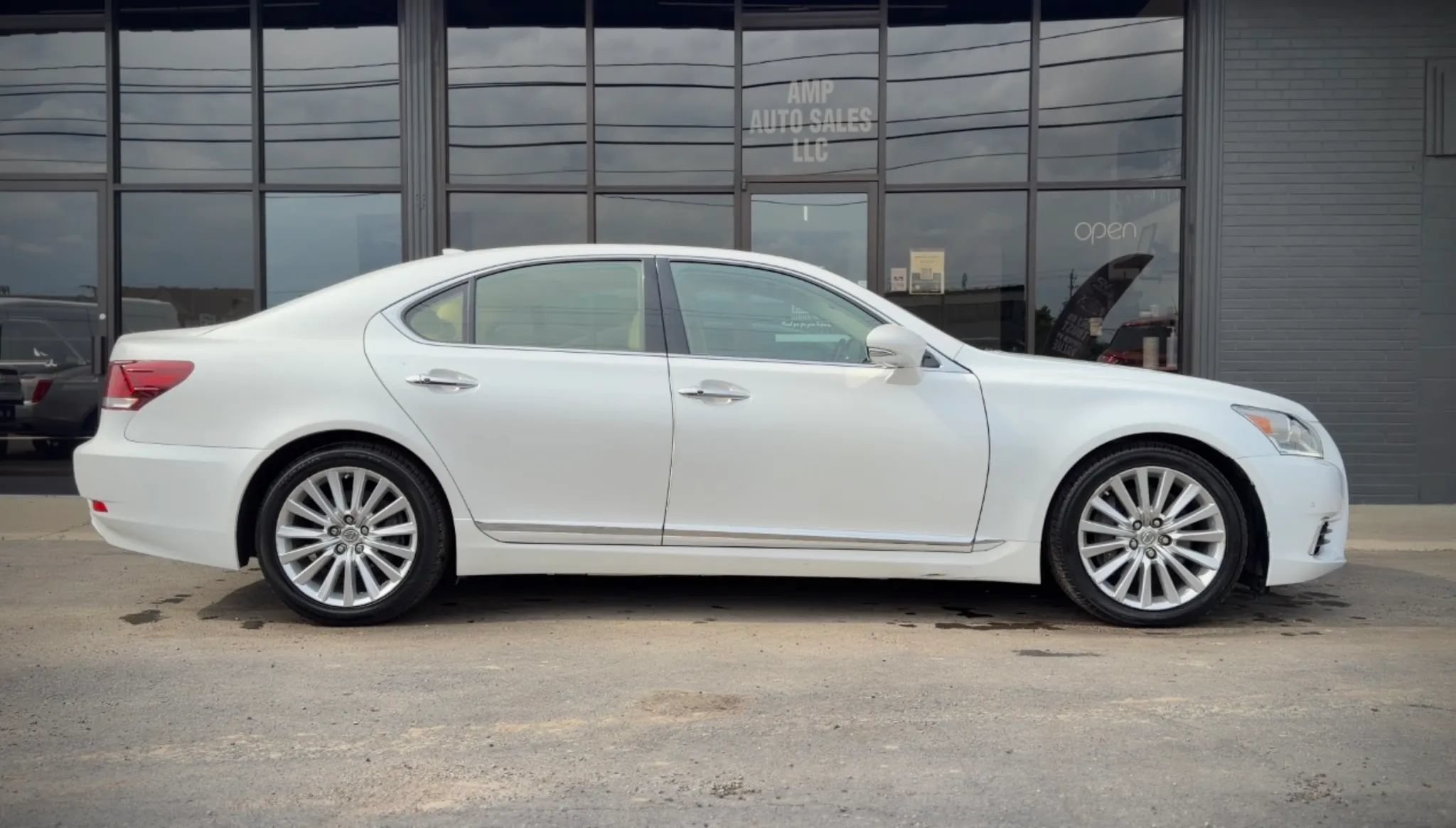 Used 2017 Lexus LS 460 AWD w/ Comfort Package image 2