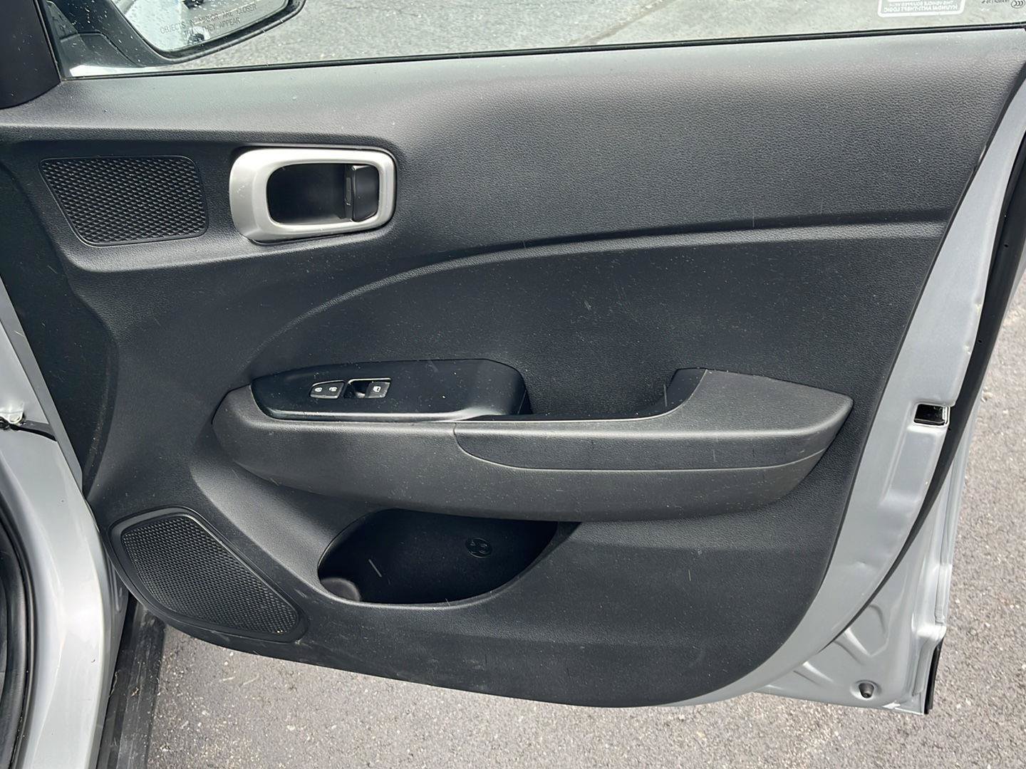 Used 2021 Hyundai Venue SE FWD image 27