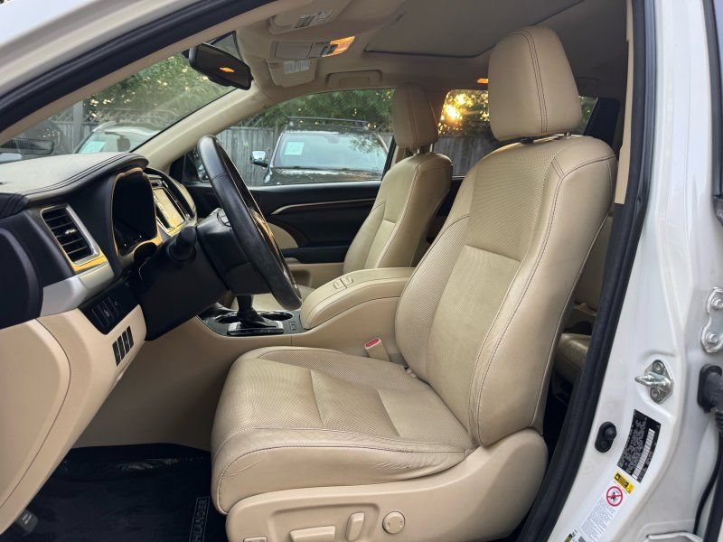 Used 2014 Toyota Highlander Limited AWD/4WD image 16